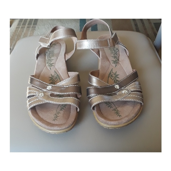 easy spirit ladies sandals